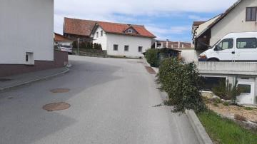zasaditev v svetlem profilu ceste in pločnika (3)